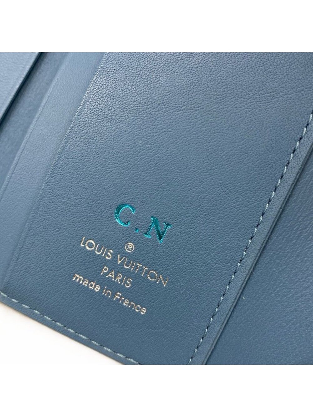 Louis Vuitton Trifold Wallet Mahina Portefeuille Iris XS Snow Initial Leather - Picture 5 of 5